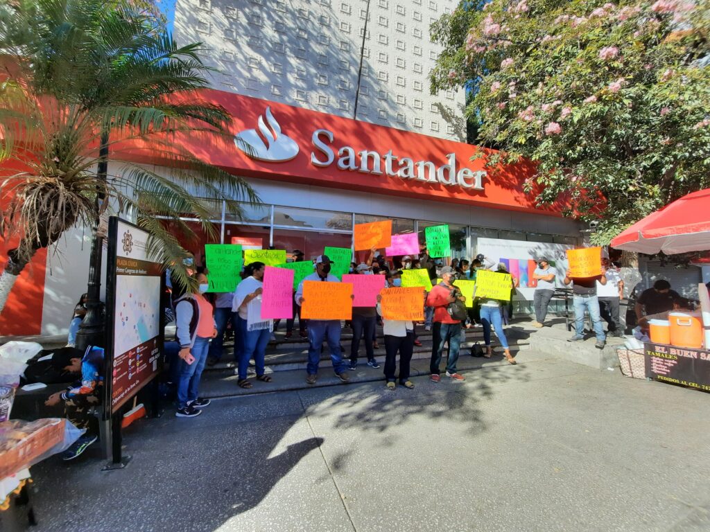 Denuncian habitantes: Banco Santander se niega a liberar dinero que es del Municipio de Ayutla de los Libres