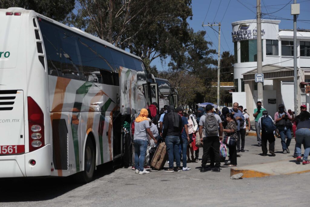 Estudiantes de la normal de Ayotzinapa bajan  a pasajeros de autobús y se llevan la unidad
