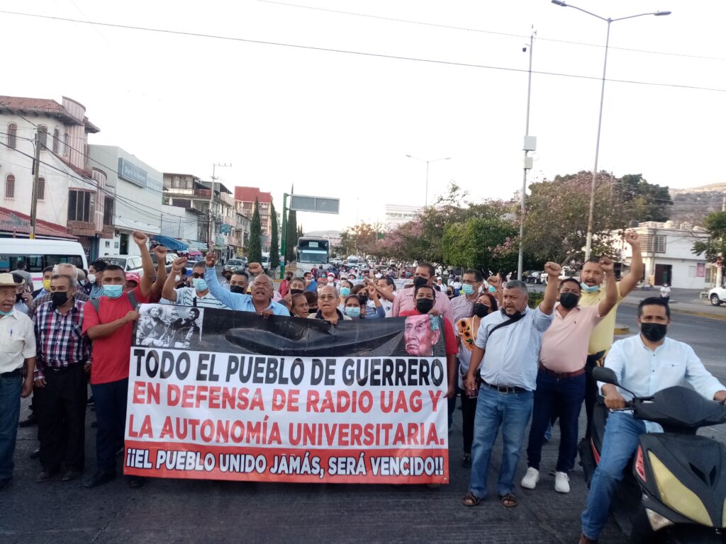 Chilpancingo… Marchan organizaciones sociales en apoyo de la radiodifusora XEUAG