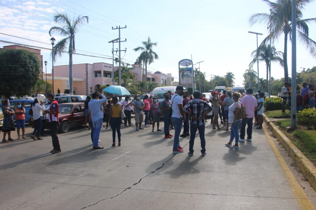 Bloquean bulevar de Las Naciones de Acapulco… Padres exigen que la SEG gestione ante CFE la conexión de un transformador para 2 escuelas