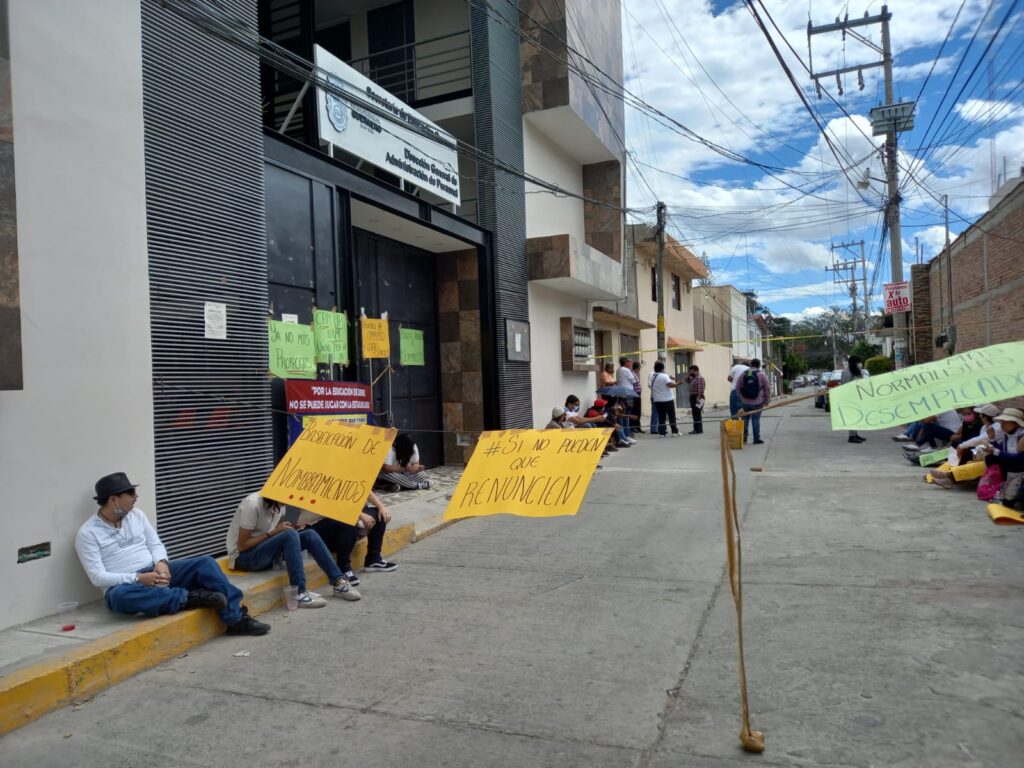 Chilpancingo… Docentes que exigen plazas toman oficinas de la SEG