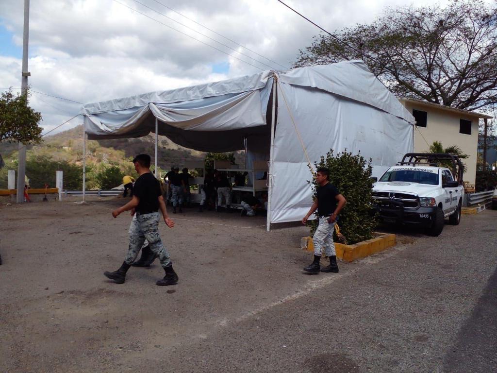 Guardia Nacional acampa para resguardar y no permitir que Ayotzinapa cobre en casetas en la Autopista