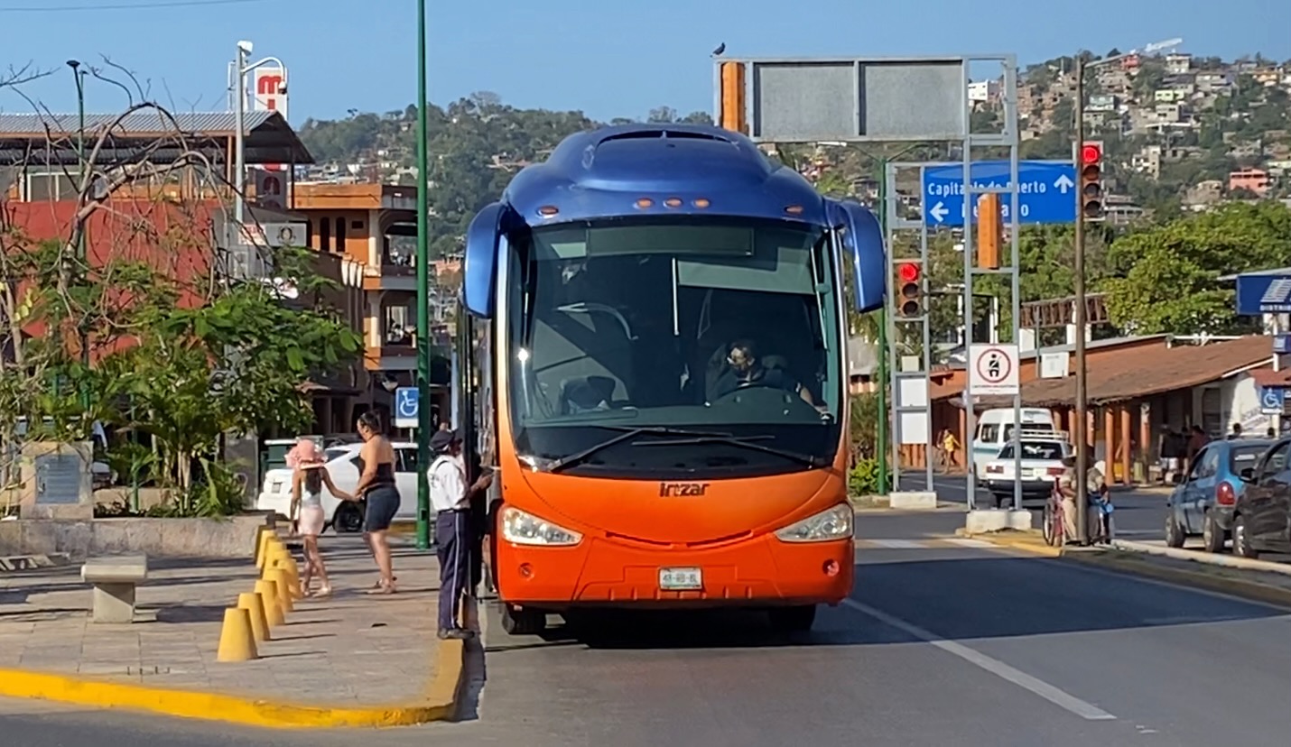 Autobuses turísticos continúan bajando pasajeros en zonas prohibidas