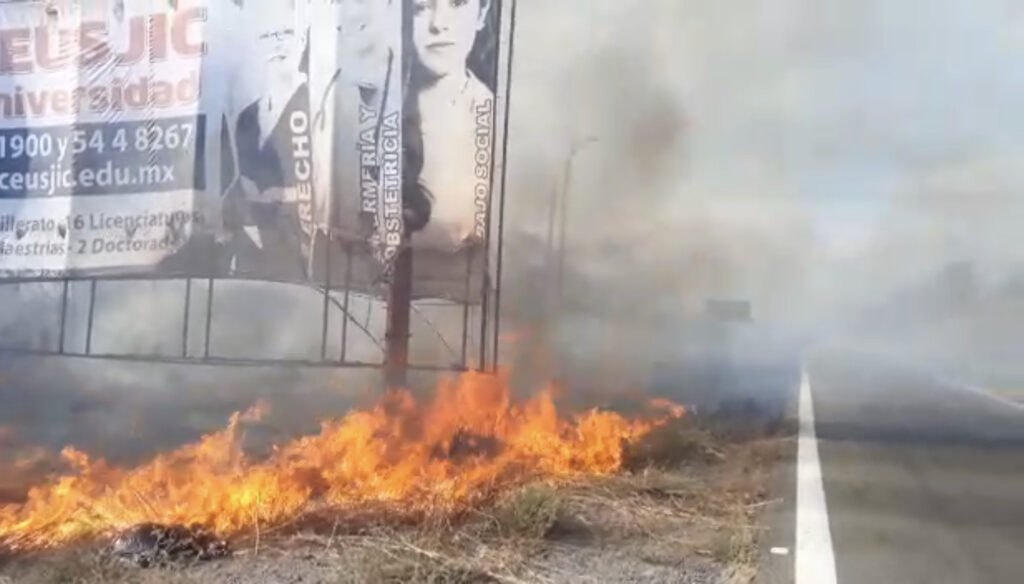 Incendio forestal cierra circulación en carretera Acapulco-Zihuatanejo