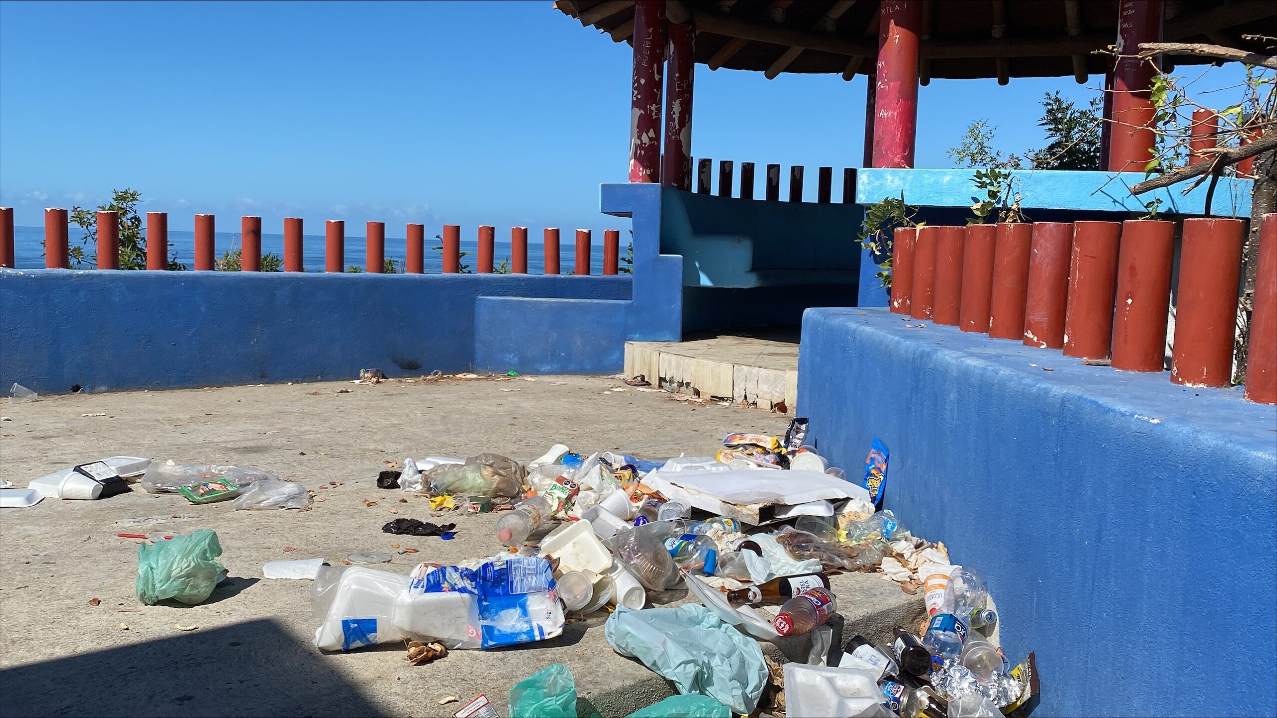 Destruido y lleno de basura mirador Bahías de Papanoa