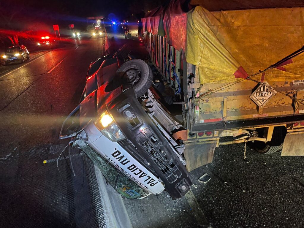 En Chilpancingo… Góndola de tracto camión aplasta a una  urvan con pasajeros; hay 10 lesionados