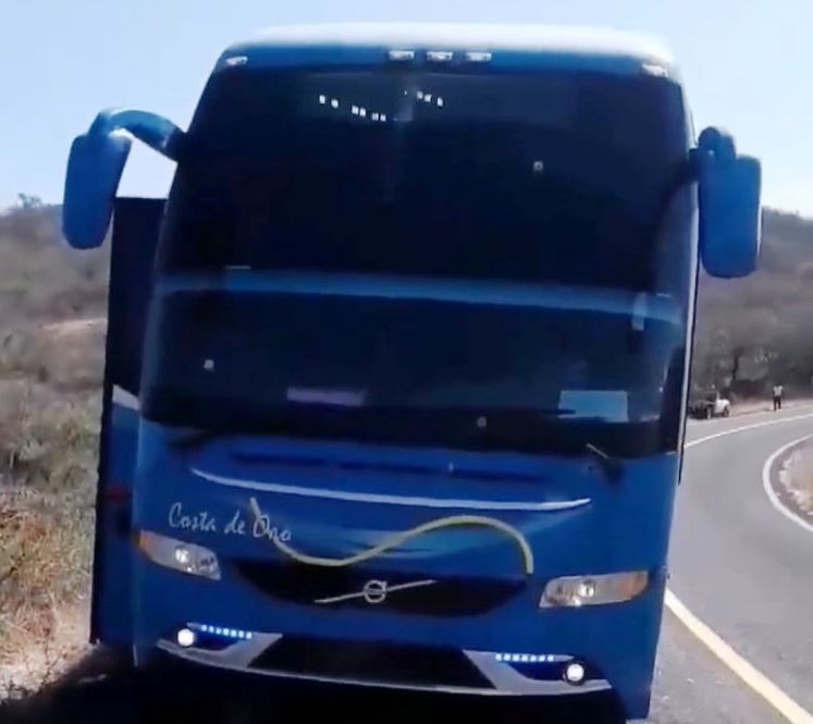 En Huamixtitlán… Atacan a balazos autobús con jornaleros y los asaltan
