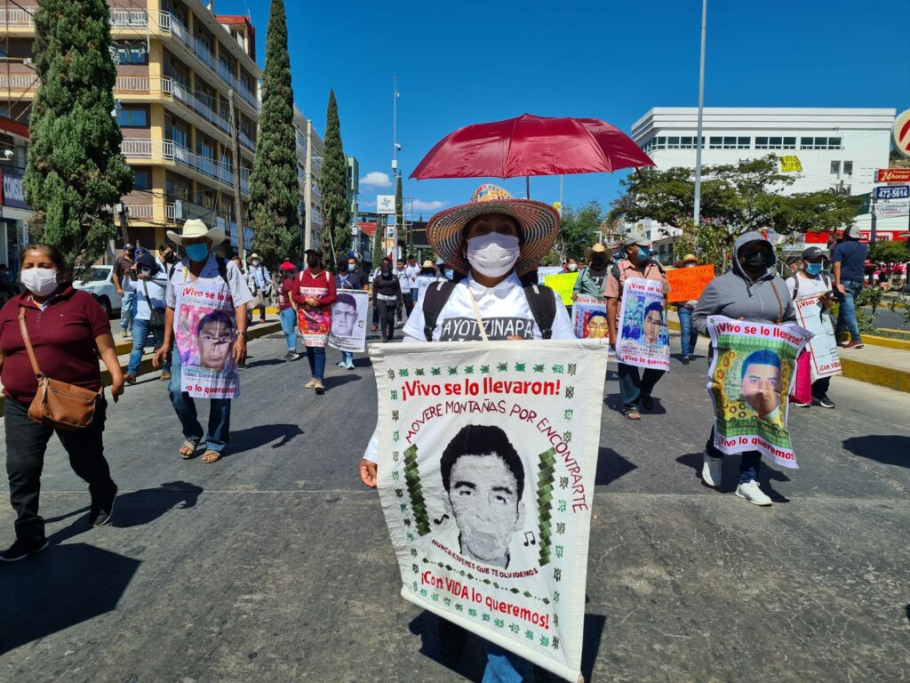 Marchan normalistas de Ayotzinapa y organizaciones sociales, exigen que les permitan tomar casetas de la Autopista