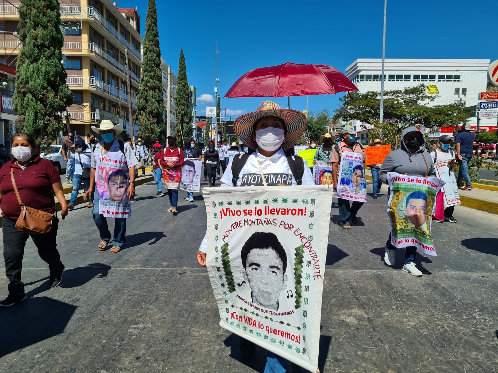 <strong>Marchan normalistas de Ayotzinapa y organizaciones sociales, exigen que les permitan tomar casetas de la Autopista</strong>