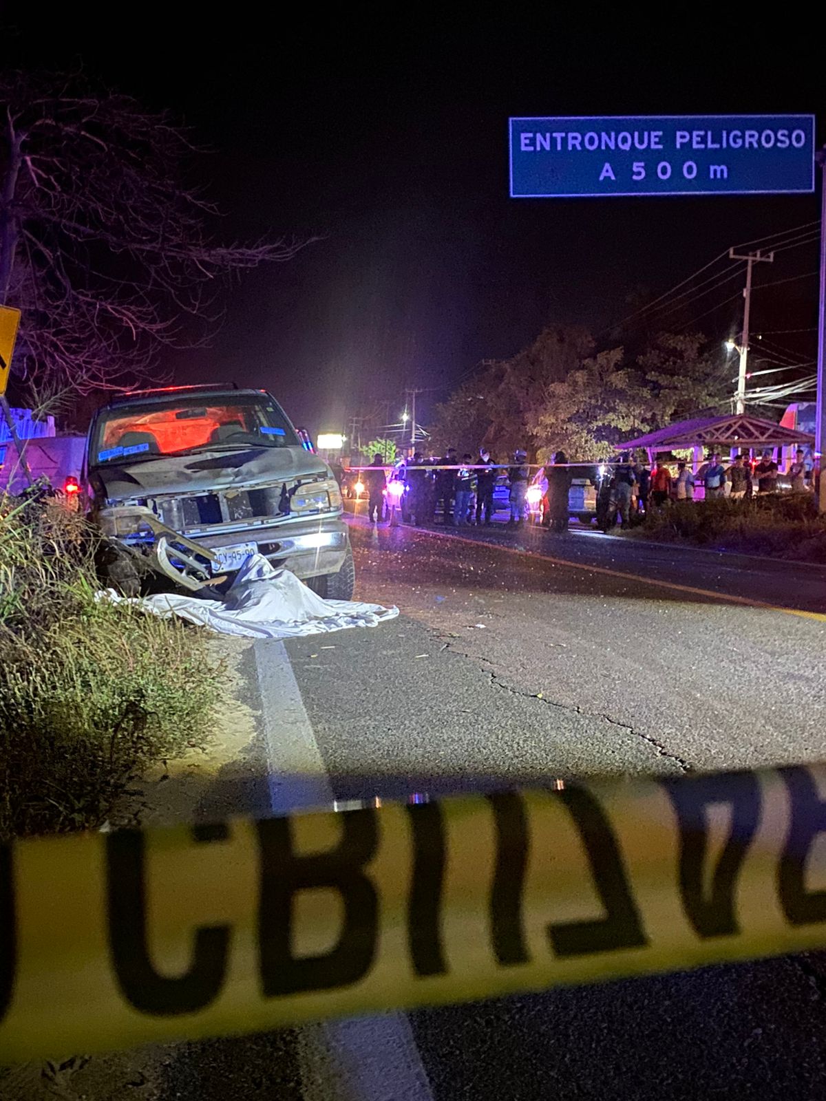 Camioneta arrolla a un matrimonio;  muere la mujer