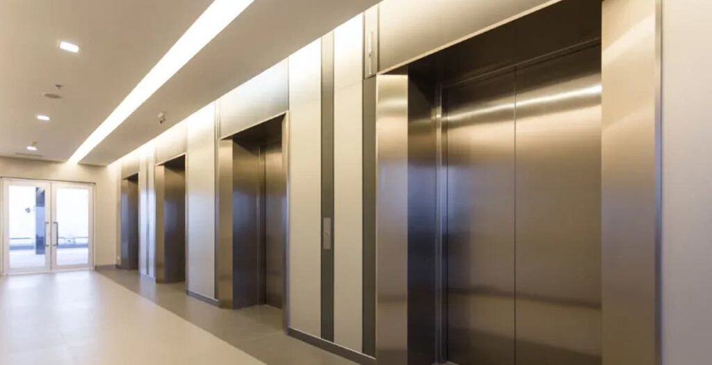 Al intentar entrar al elevador, mujer cae al vacío y muere