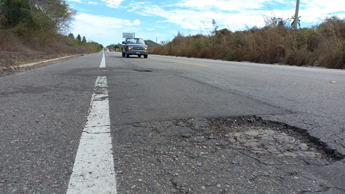 Transportistas se quejan del mal estado de carretera federal