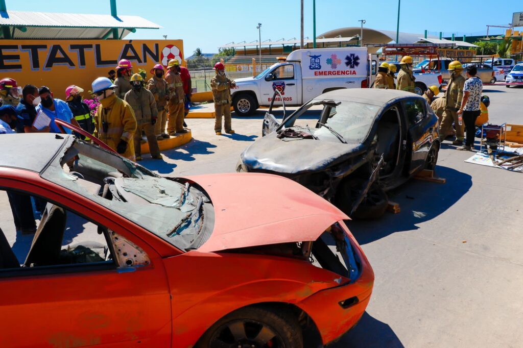 Realizan simulacro de accidente de tránsito en Petatlán