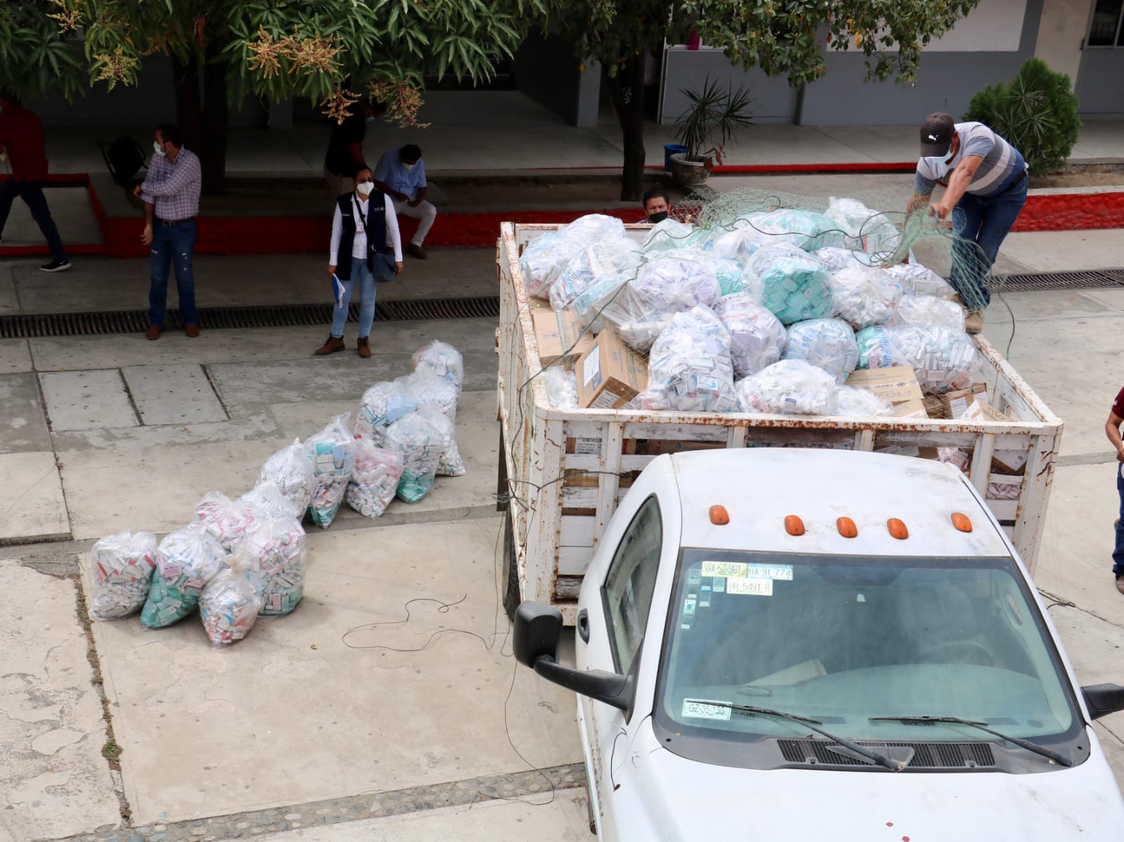 Llevan paquetes de medicina a Atoyac