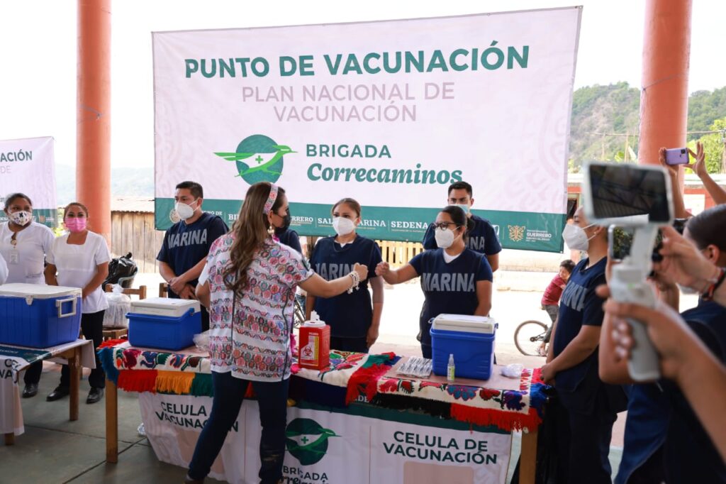 Supervisa Evelyn Salgado punto de vacunación itinerante en la comunidad Ojo de Pescado en la Montaña Alta de Guerrero