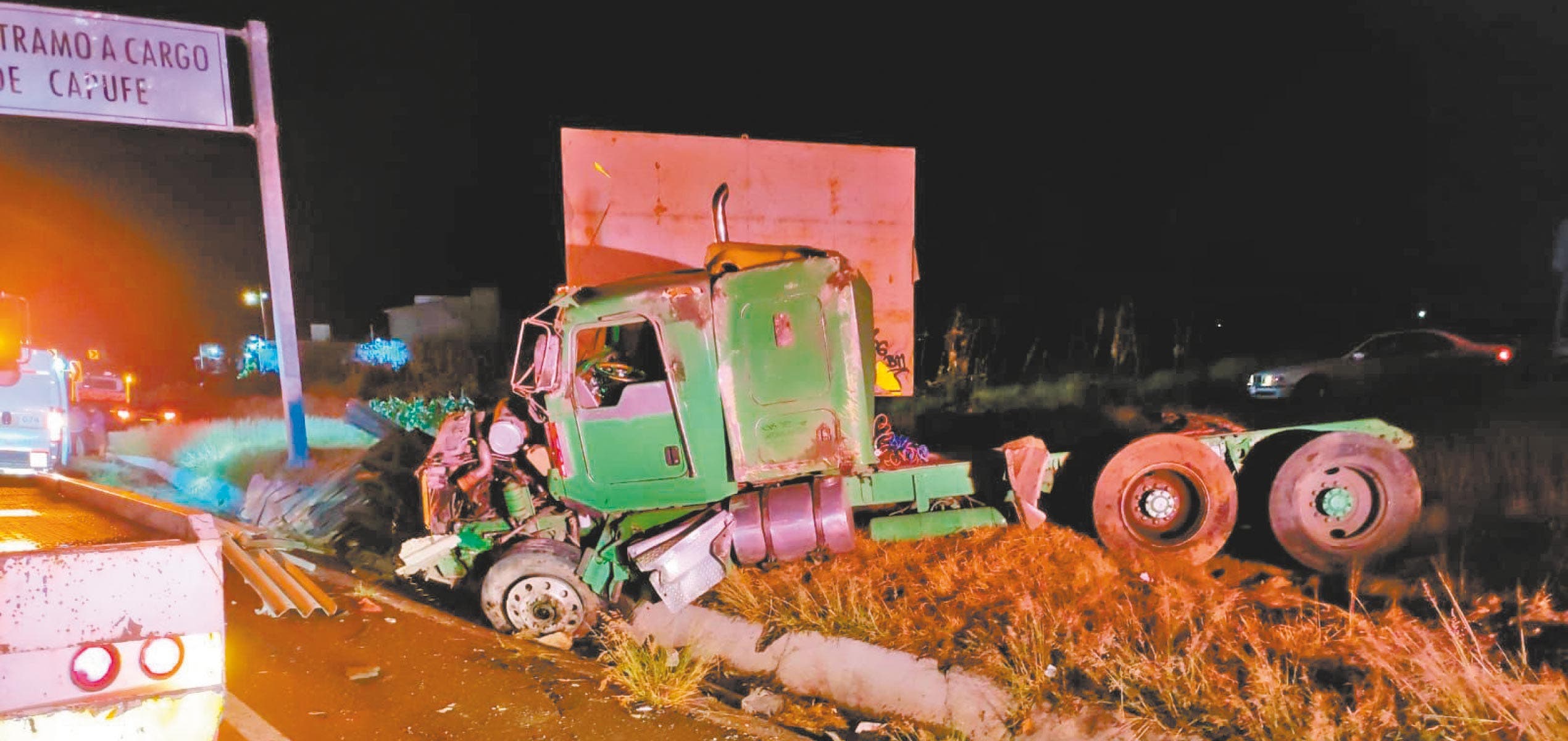 Destrozado quedó un tráiler al quedarse sin frenos en carretera México-Cuautla