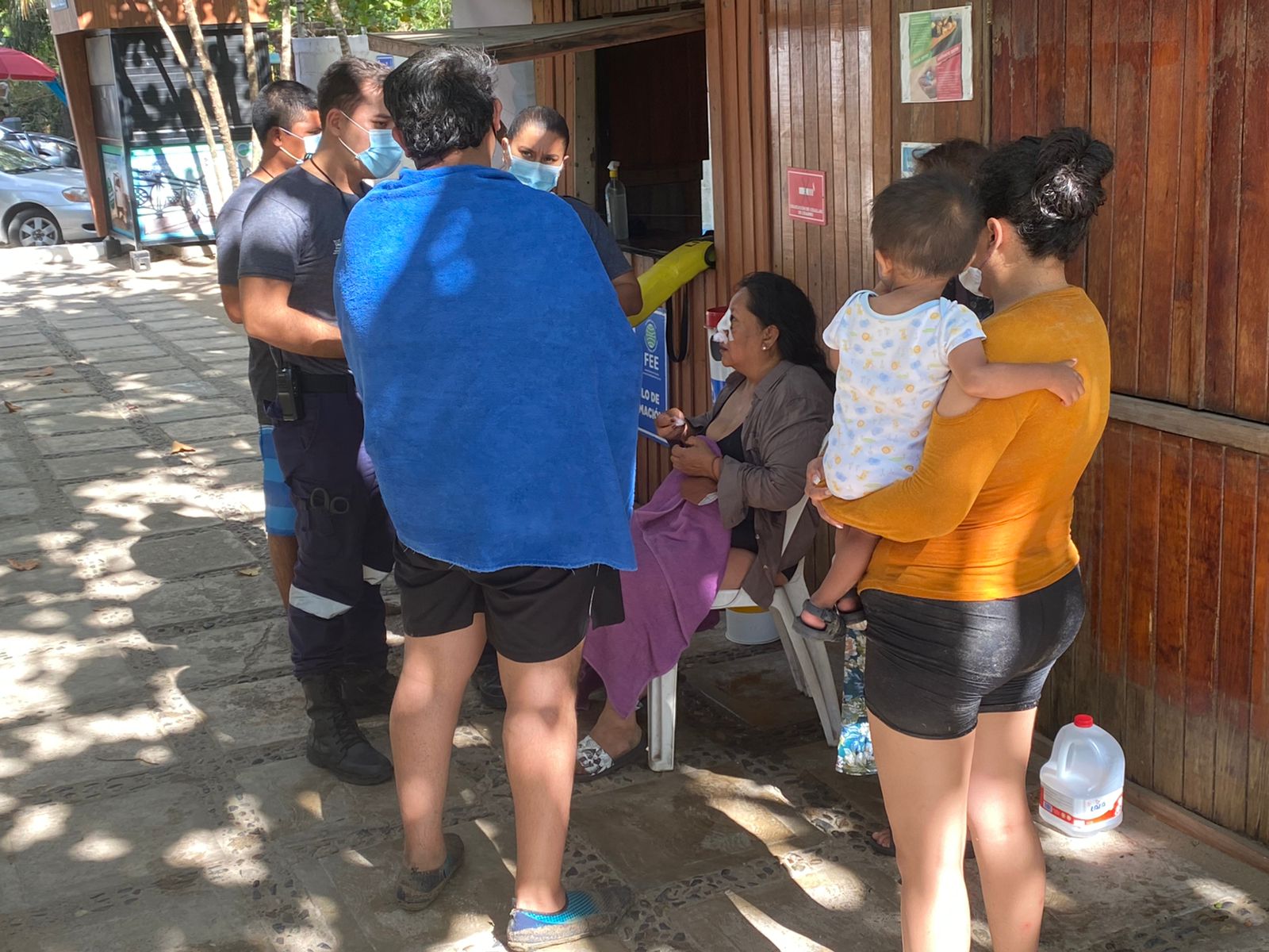 Turista es revolcada por una ola en playa El Palmar, Ixtapa