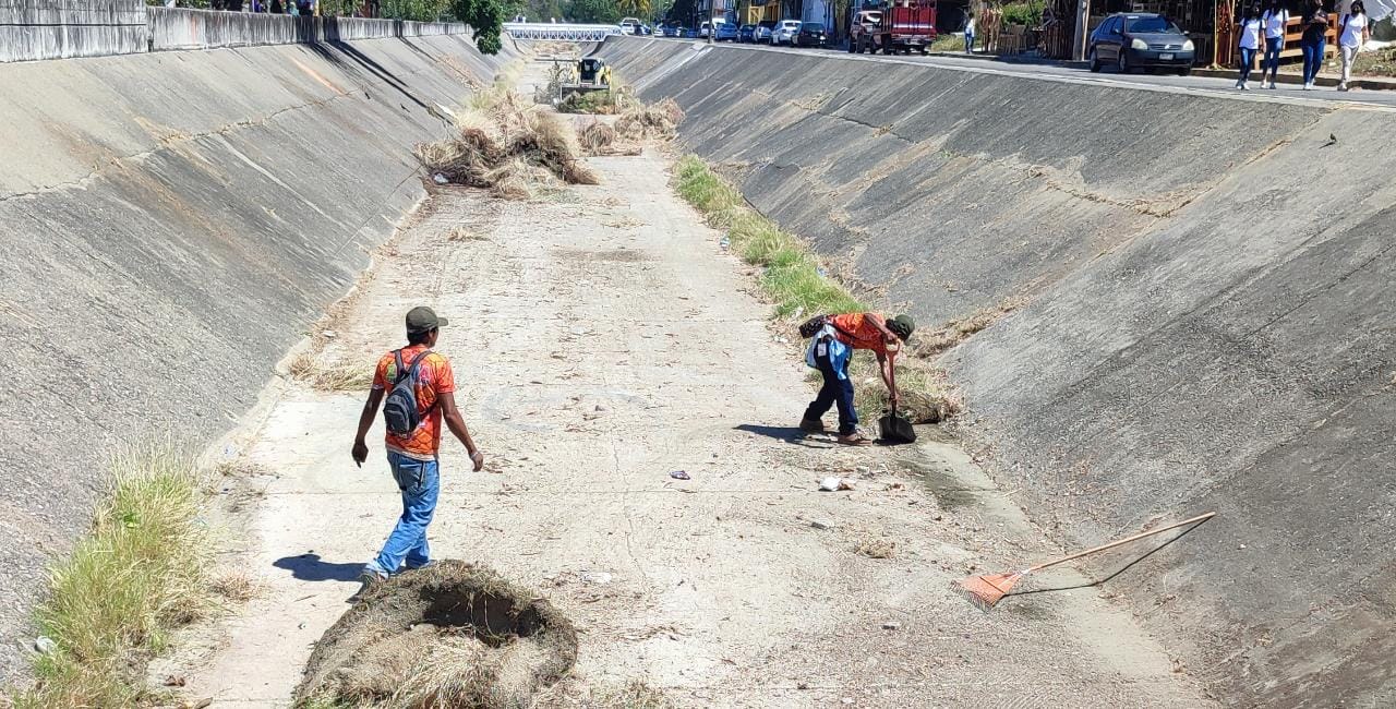 Piden sanciones para quienes contaminen canal de La Boquita