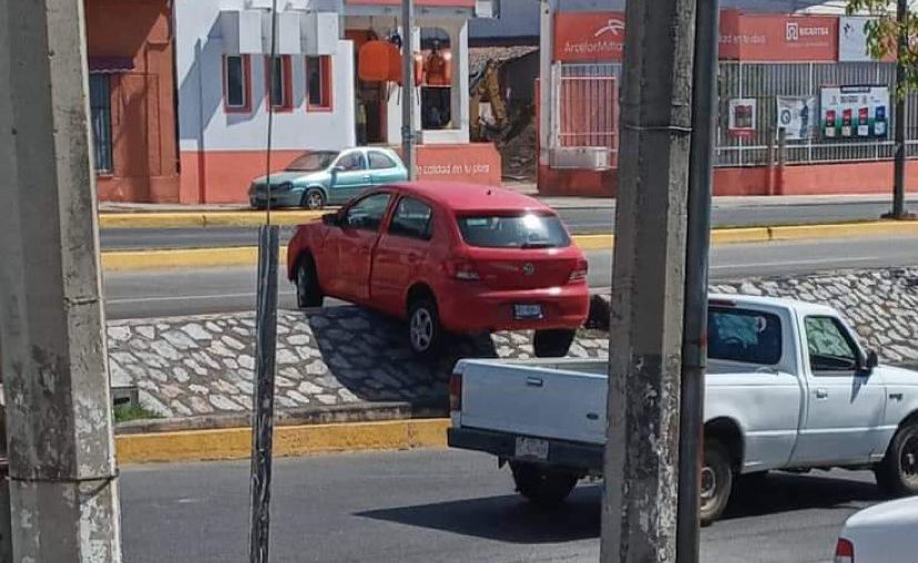 Oficial de la Policía Vial puentea vehículo en Paseo de Zihuatanejo