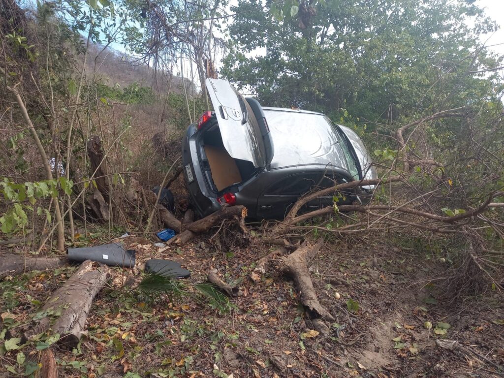 Volcó vehículo en Petatlán