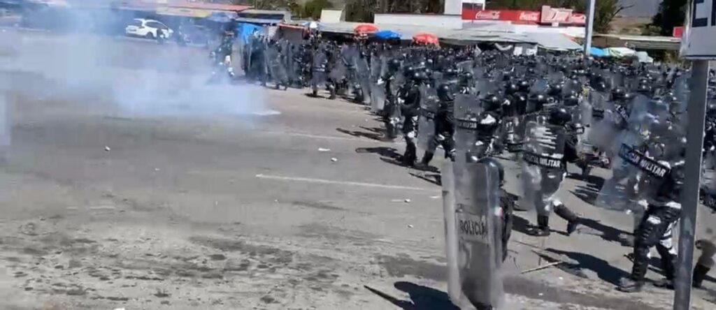 Se registra enfrentamiento entre normalistas y GN en Autopista del Sol
