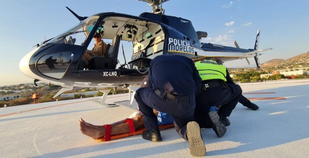 Helicóptero de CES Morelos traslada a policía ministerial baleado en Guerrero
