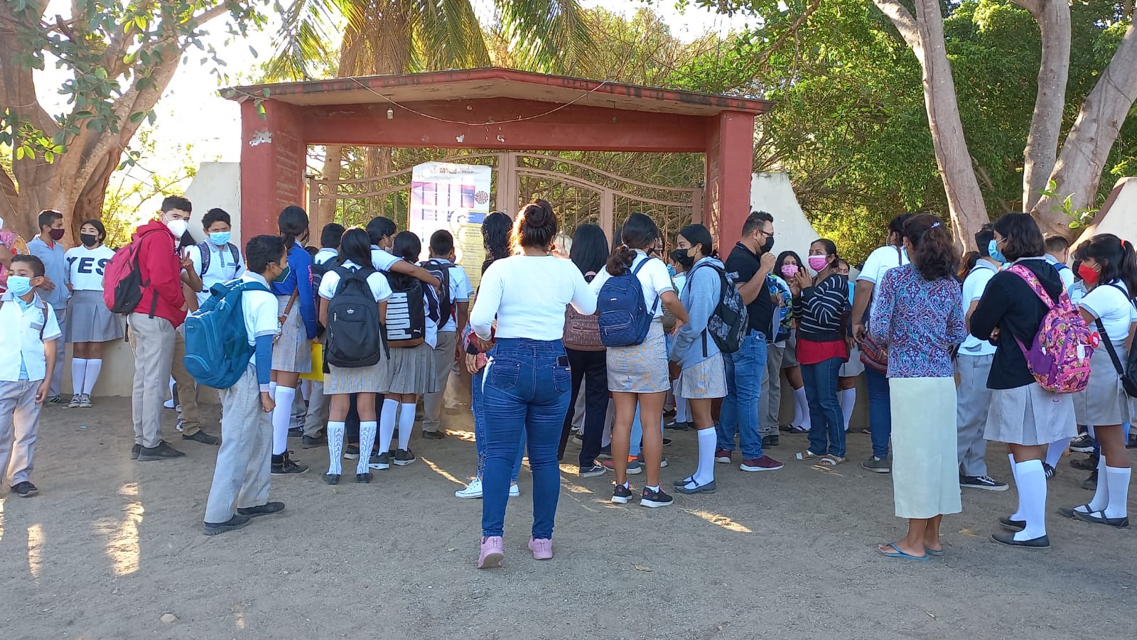 Padres de familia, maestros y alumnos toman secundaria de Papanoa