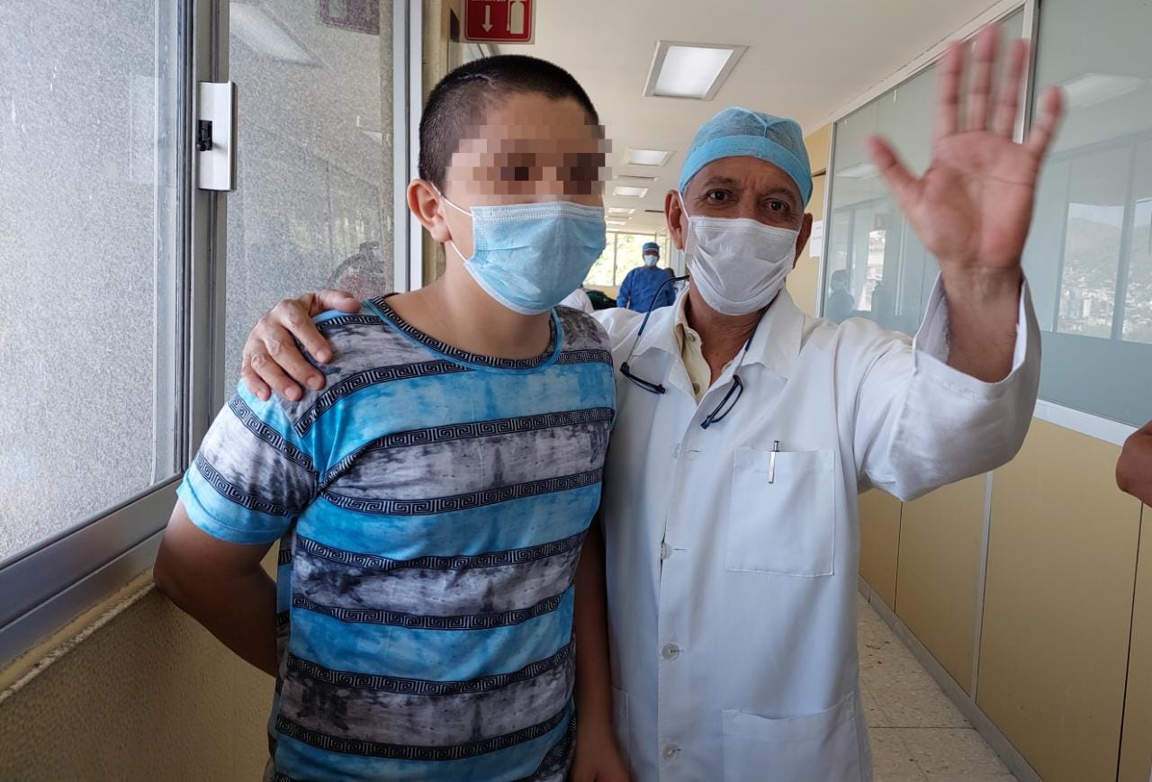 Fernando, adolescente con prótesis craneal, es dado de alta por médicos del IMSS Guerrero