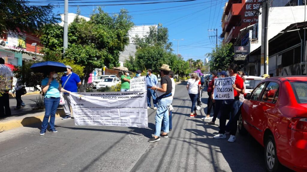 En Chilpancingo… Con bloqueo exigen normalistas la liberación de claves docentes