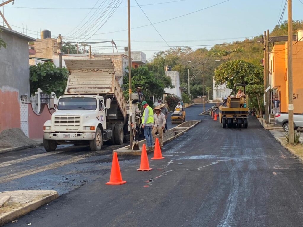 Inician trabajos de pavimentación de calle en Arrecife y La Puerta