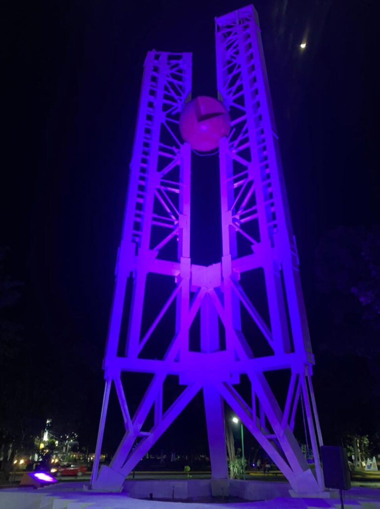 Iluminan de rosa la fuente del Sol en el marco del Día Internacional de la MUJER