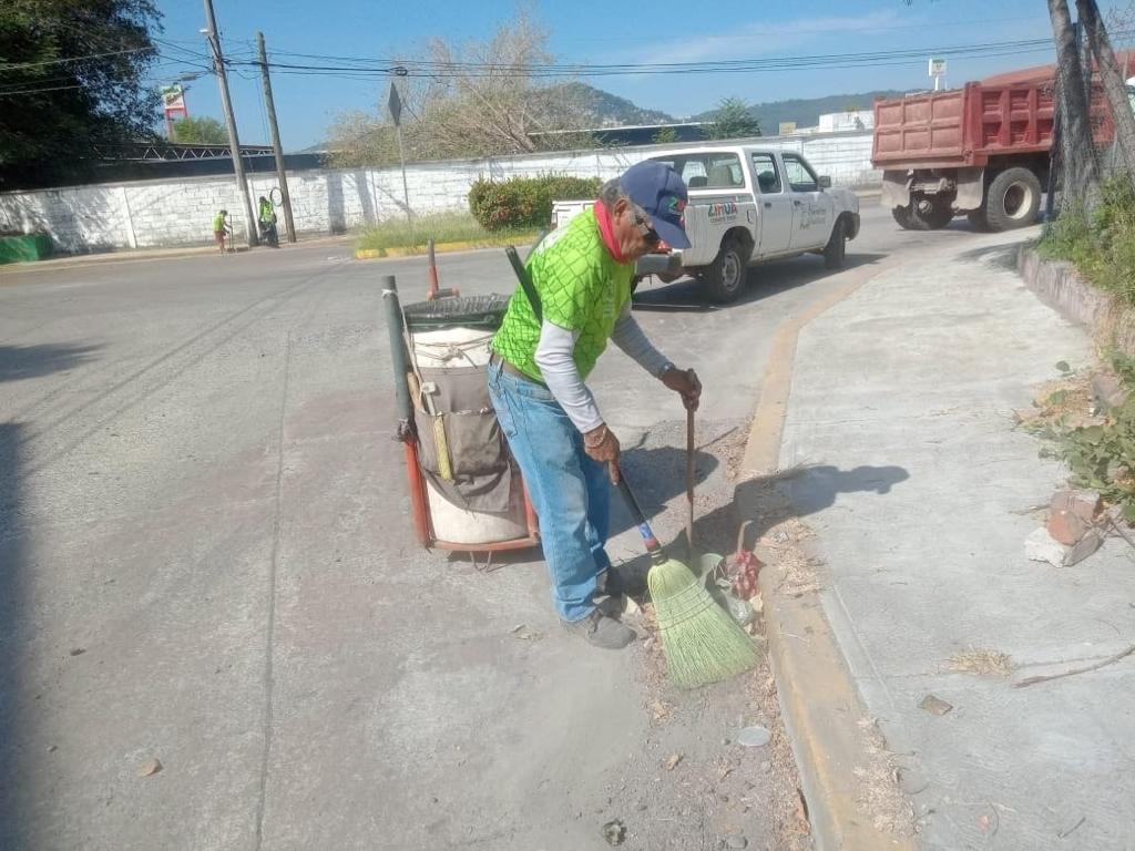 De manera programada efectúan barrido manual y recolectan basura en Zihuatanejo