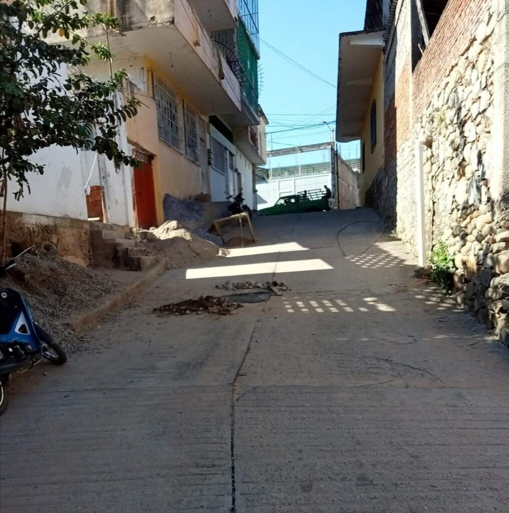 Temen que haya un accidente por loza de una calle en falso en Atoyac