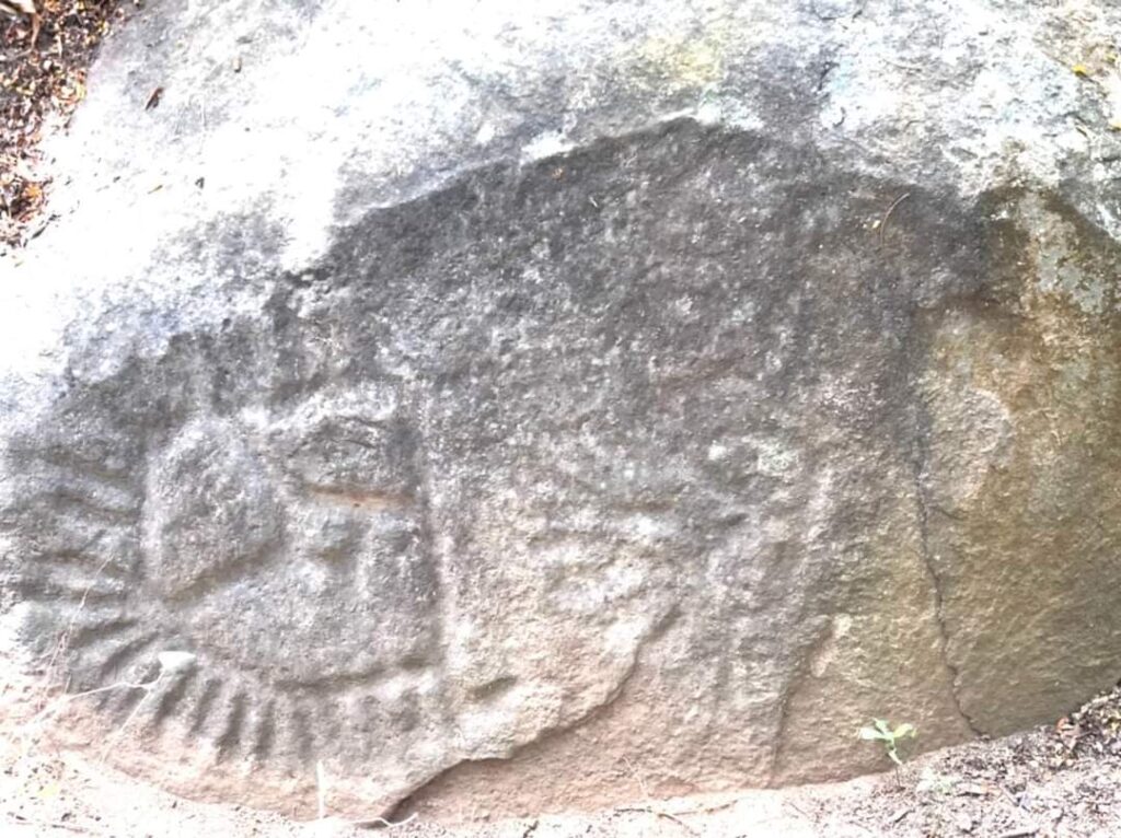 Hallan petrograbados en roca de Atoyac