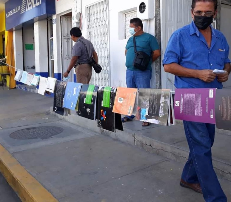 Instalan en Atoyac tendedero de libros para fomentar la lectura