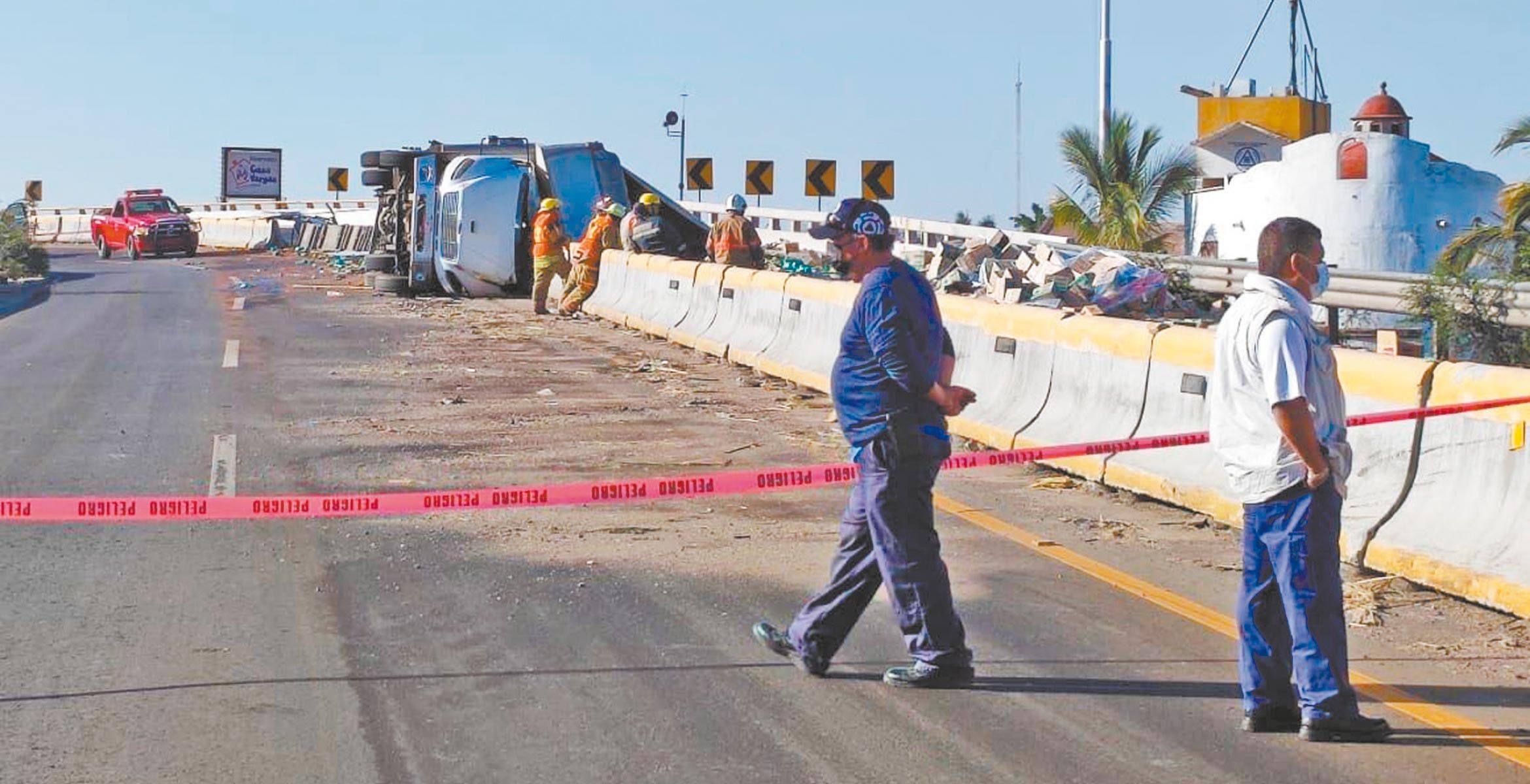 Camionero muere al volcarse en el Libramiento de Cuautla