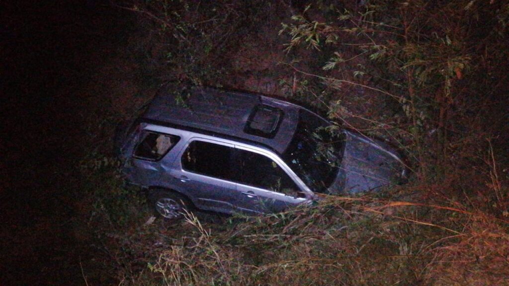 Camioneta se sale de la carretera federal Zihuatanejo-Lázaro Cárdenas