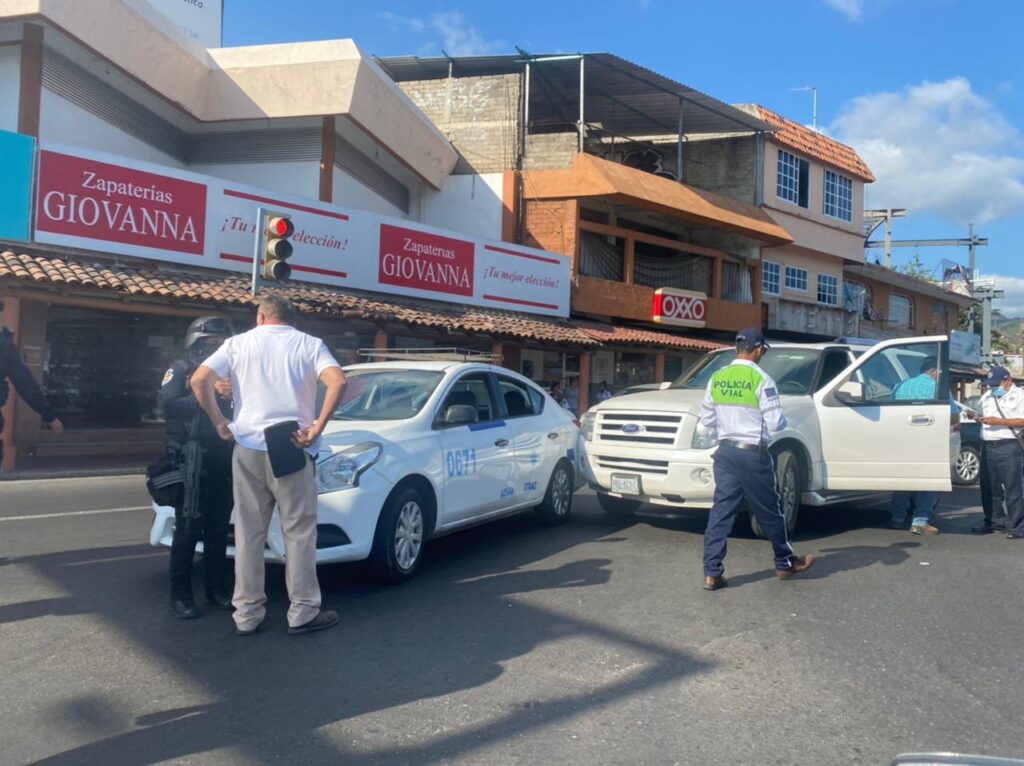 Camioneta choca un taxi en cruce de calles del Centro de Zihua