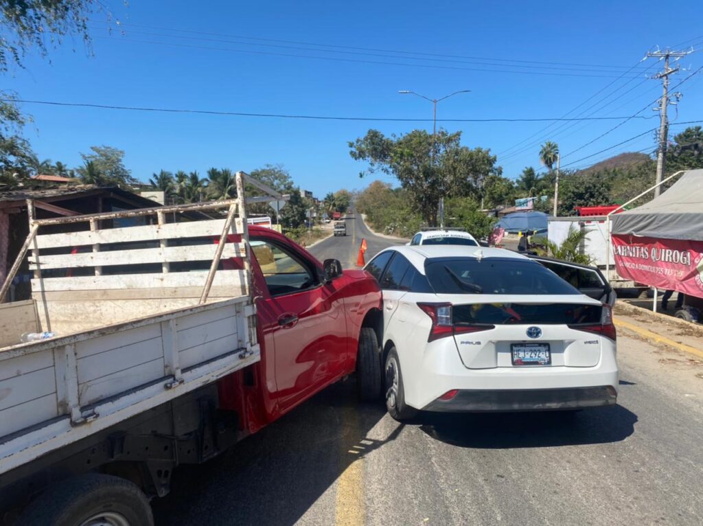 Camioneta choca un auto en el que viajaba una mujer embarazada