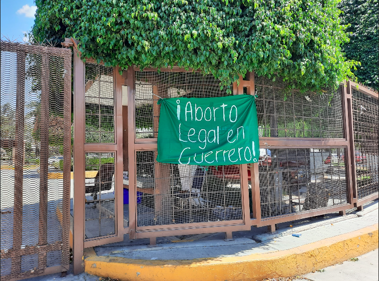 Activistas presionan al Congreso local; ¡Aborto legal! exigen en una manta