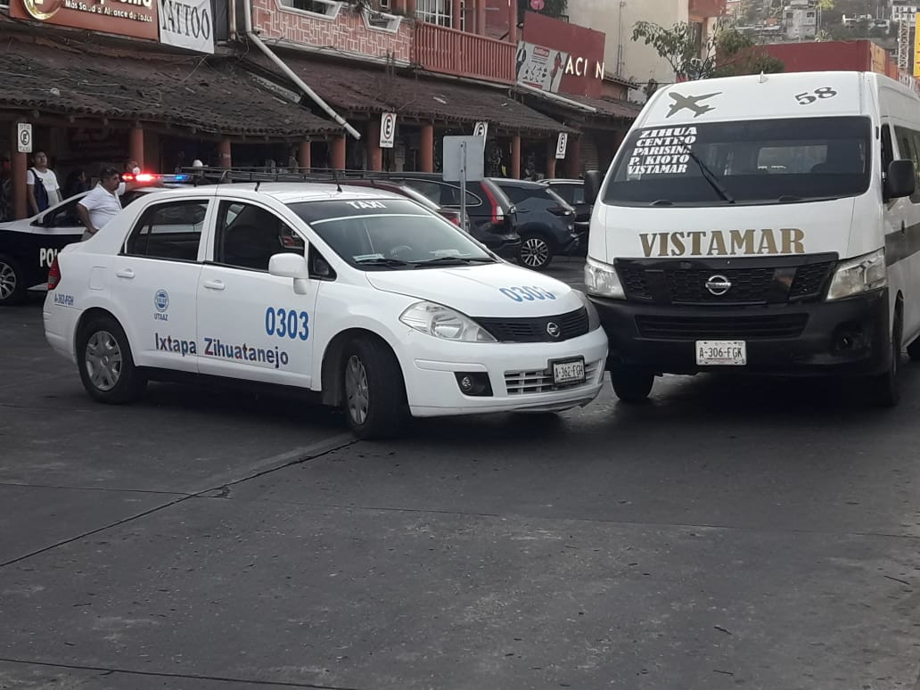 Choca urvan con taxi frente a sitio del Mercado Central