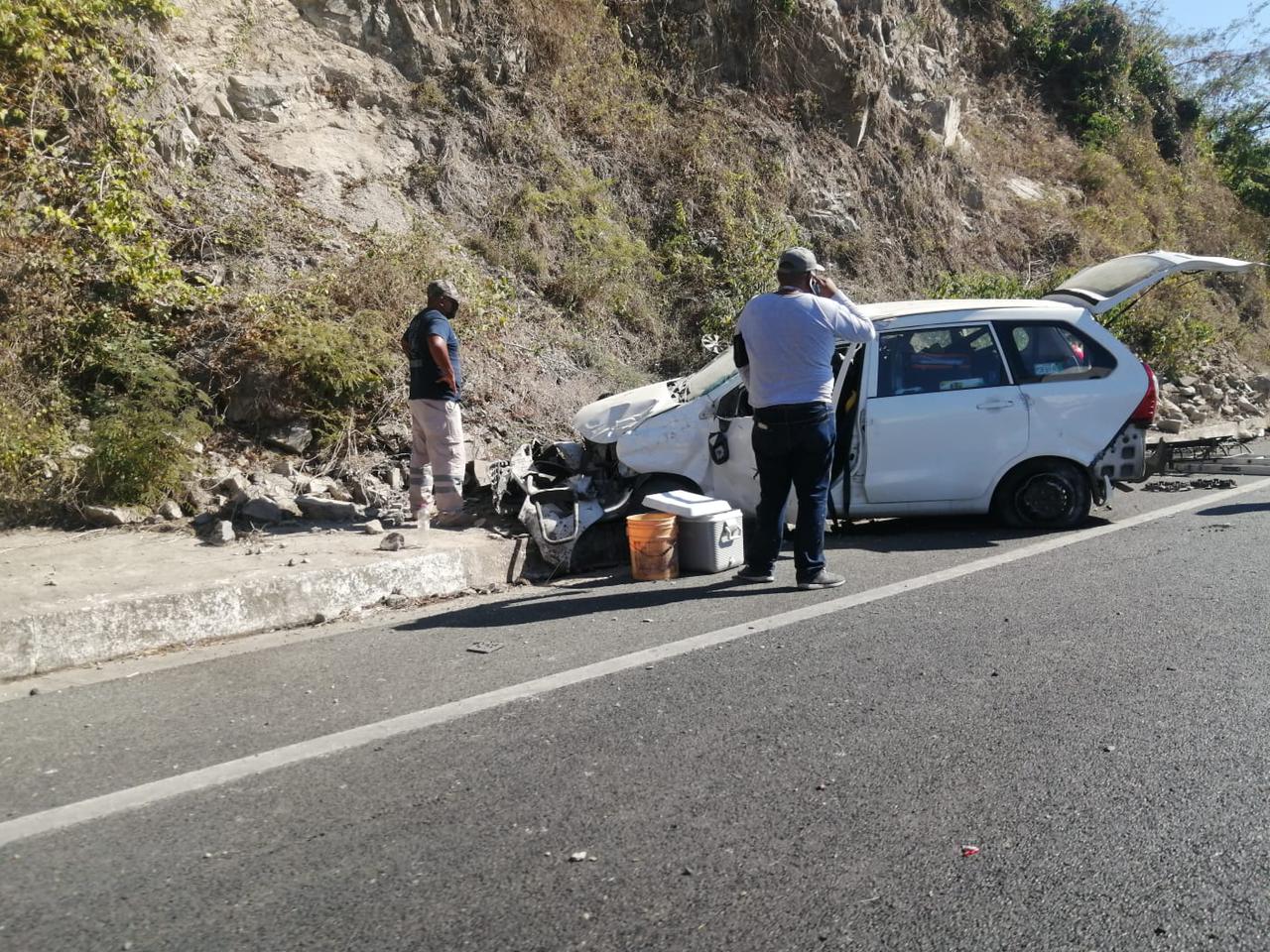 Técnicos en aires acondicionado chocan en su camioneta