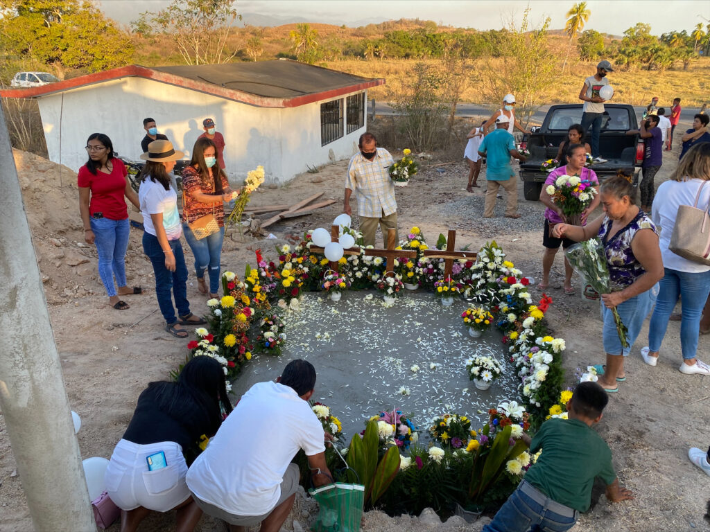 Familiares y amigos despiden a niños que se ahogaron en Petatlán