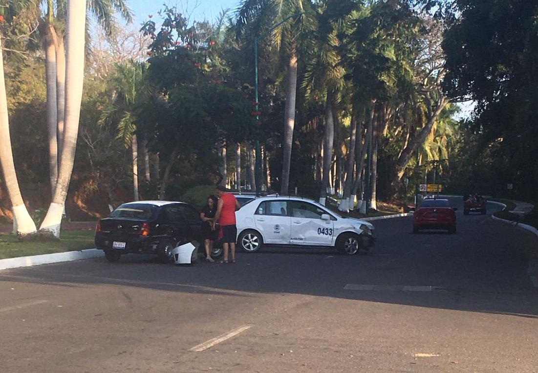 Encontronazo entre un taxi y un particular en el bulevar de playa Linda