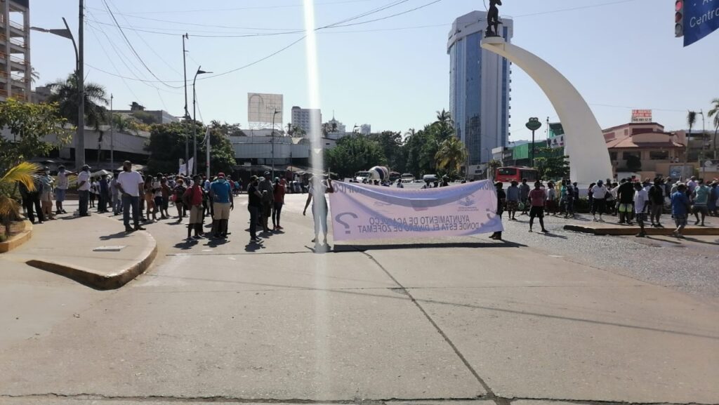 En Acapulco… Bloquean prestadores de servicios turísticos por 5 horas la costera