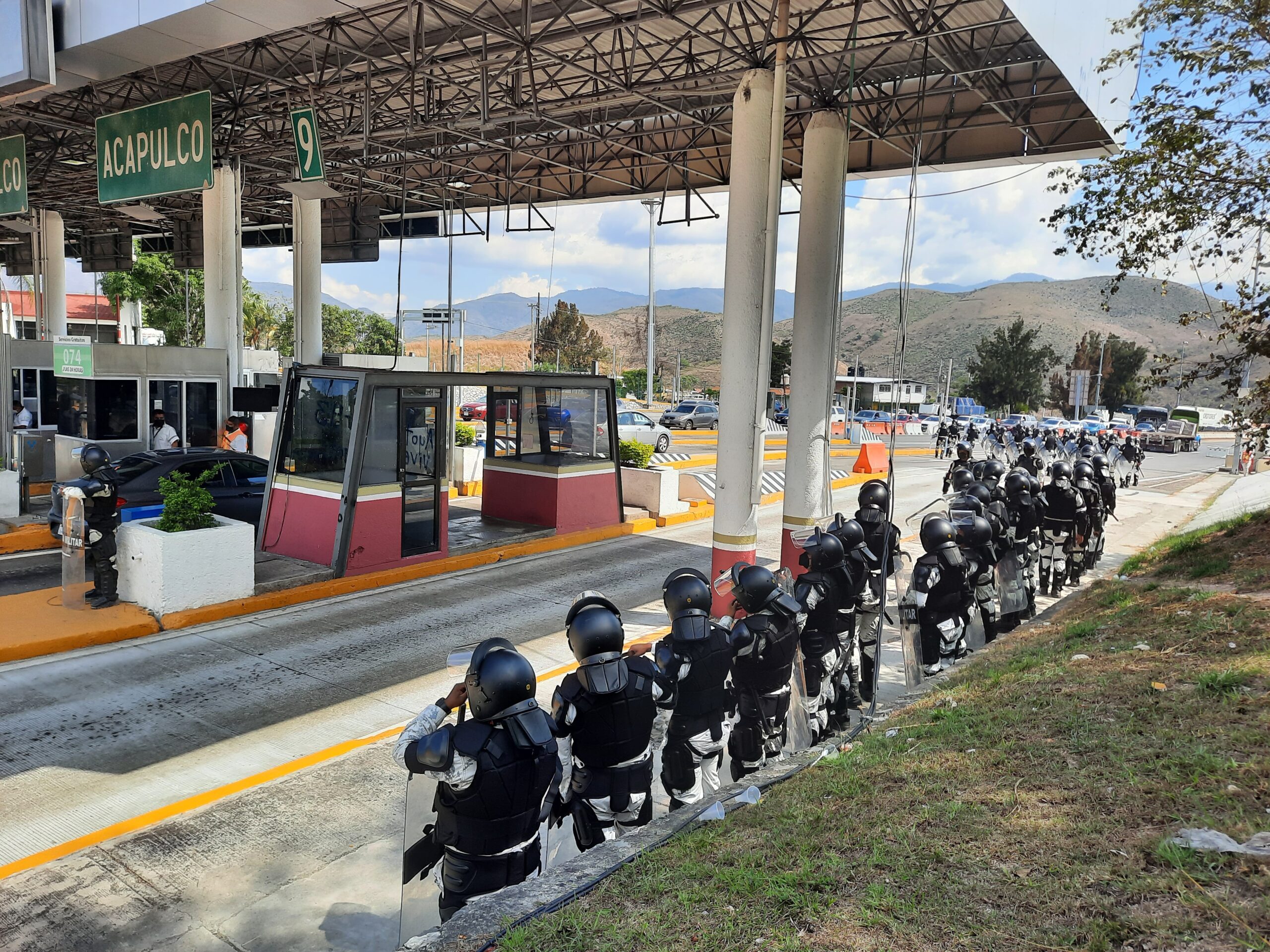 En carreteras de Guerrero… El resguardo policíaco-militar a casetas de peaje evita importantes daños al erario