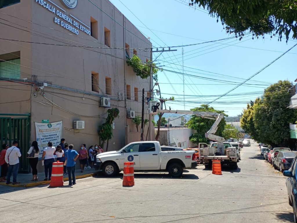 Semefo inunda con olores fétidos a decenas de colonos, en Acapulco