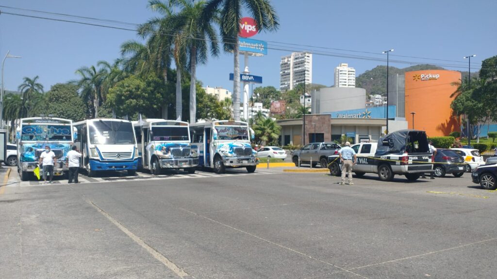 Transportistas de Acapulco protestan contra actos de extorsión policiaca