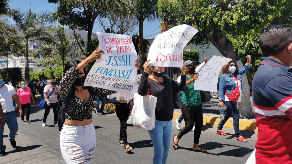 Marchan en Chilpancingo… Solución total a su pliego petitorio, exigen trabajadores del Cecyteg