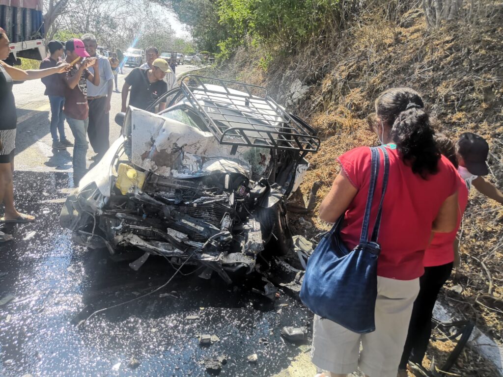 Un hombre y una mujer muertos y un menor  herido, saldo de choque de auto con torton